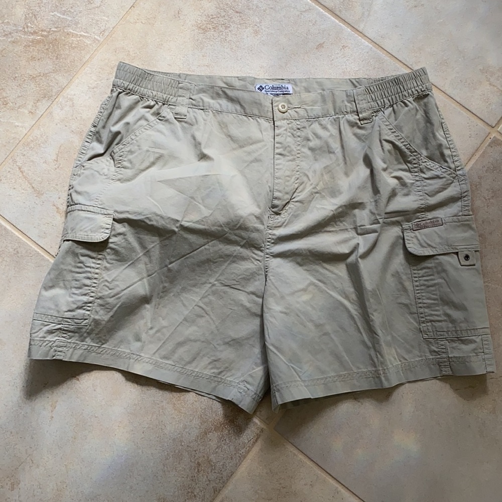 Women’s Columbia khaki shorts